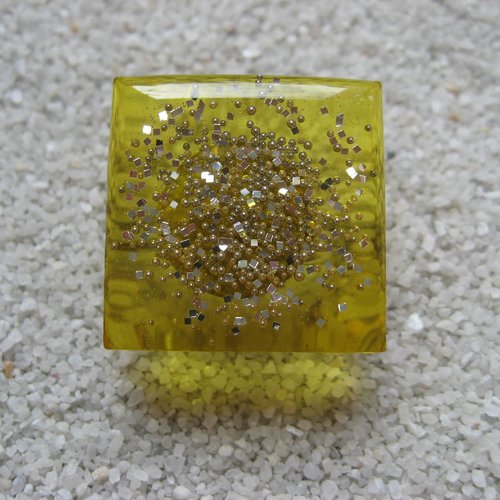 Bague carrée ajustable unisexe paillettes argentées sur fond jaune en résine taille 25mmx25mm