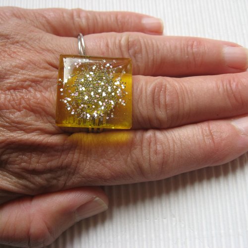 Bague carrée, micro perles argentées, sur fond jaune en résine, taille 25mmx25mm
