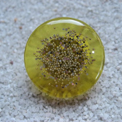 Bague ajustable unisexe microperles argentées sur fond jaune en résine diamètre 25mm