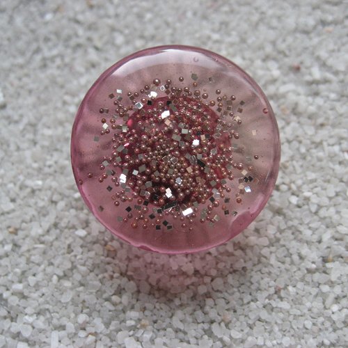 Bague ajustable unisexe microperles argentées sur fond mauve en résine diamètre 25mm