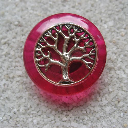 Bague zen, arbre de vie argenté, sur fond fuchsia en résine / diamètre 25mm