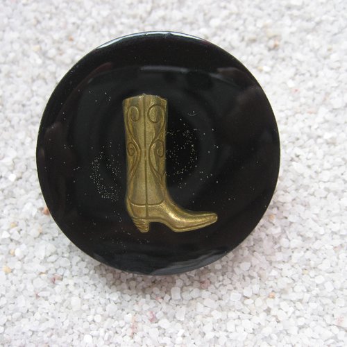 Grande bague steampunk, botte santiag bronze, sur fond noir en résine / diamètre 35mm
