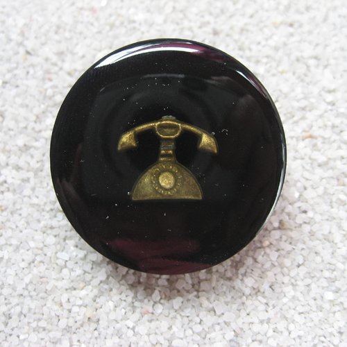 Grande bague ajustable unisexe téléphone bronze sur fond noir en résine diamètre 35mm