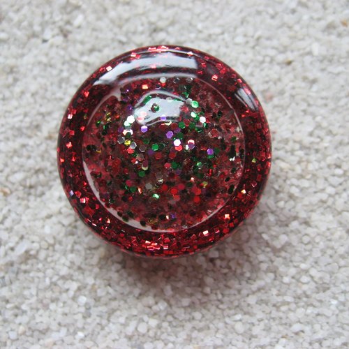 Promotion bague ajustable unisexe cabochon paillettes multicolores sur fond rouge en résine diamètre 30mm