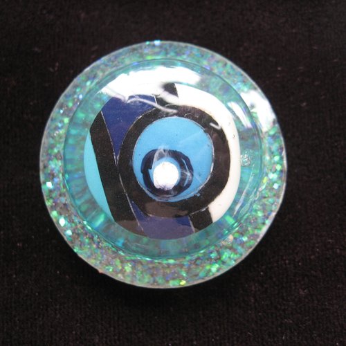 Grande bague ajustable unisexe cabochon bleu et blanc en fimo sur fond blanc nacré en résine diamètre 35mm