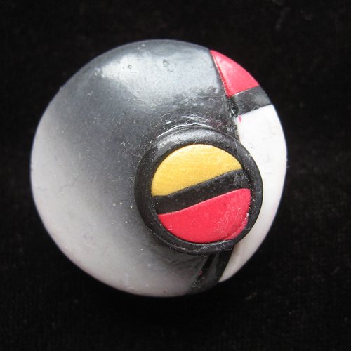 Bague unisexe ajustable cabochon rouge et jaune sur fond gris en fimo diamètre 25mm