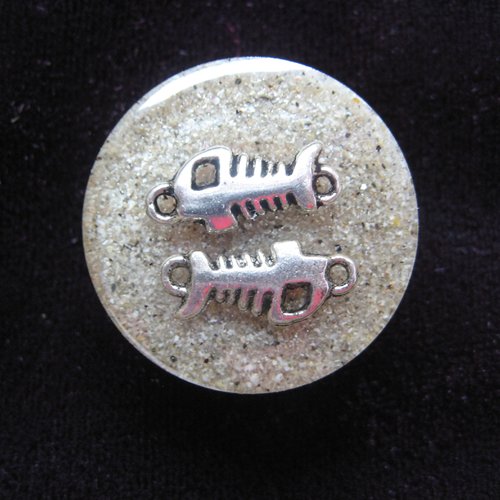 Bague ajustable unisexe arêtes de poisson amoureuses sur fond de sable en résine diamètre 25mm