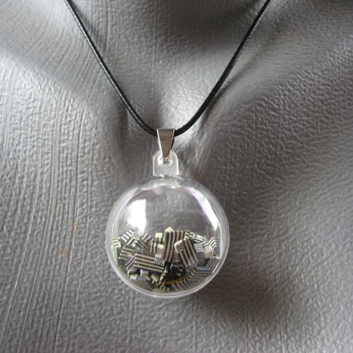 Pendentif bulle unisexe monté sur un cordon noir drapeaux bretons mobiles dans une sphère en plexi diamètre 30mm