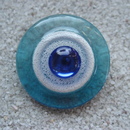 Grande bague graphique, perle bleue, sur fond blanc et bleu en résine / diamètre 35mm