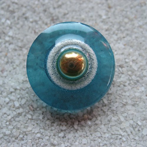 Bague fantaisie, perle argentée, sur fond blanc et bleu en résine / diamètre 25mm