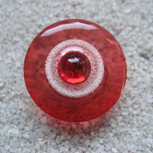 Bague fantaisie, perle rouge, sur fond blanc et rouge en résine / diamètre 25mm