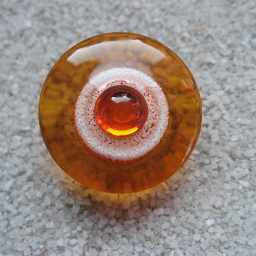 Bague fantaisie, perle orange, sur fond blanc et orange en résine / diamètre 25mm