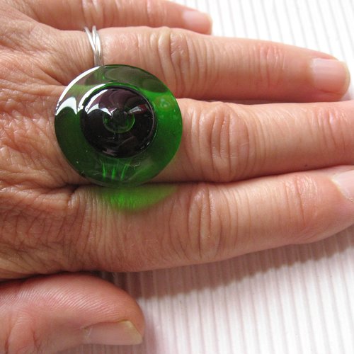 Bague unisexe ajustable perle verte sur fond noir et vert en résine diamètre 25mm