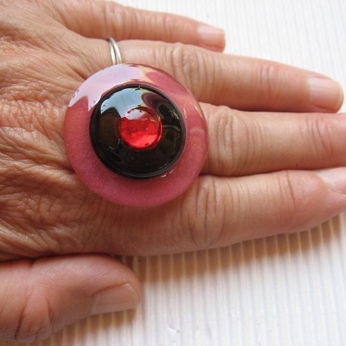 Grande bague ajustable, perle rouge, sur fond noir et rouge en résine, diamètre 35mm