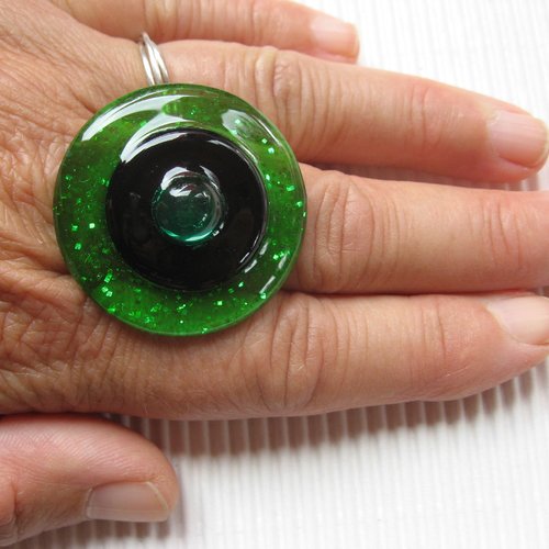Grande bague ajustable, perle verte, sur fond noir et vert en résine, diamètre 35mm