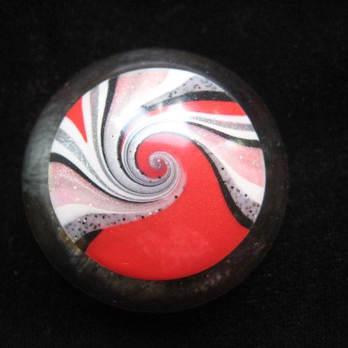 Promotion très grande bague cabochon, spirale rouge et blanche, sur fond transparent en résine, diamètre 40mm