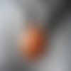 Pendentif pop, motifs noirs et blancs sur fond orange, en fimo, diamètre 40mm