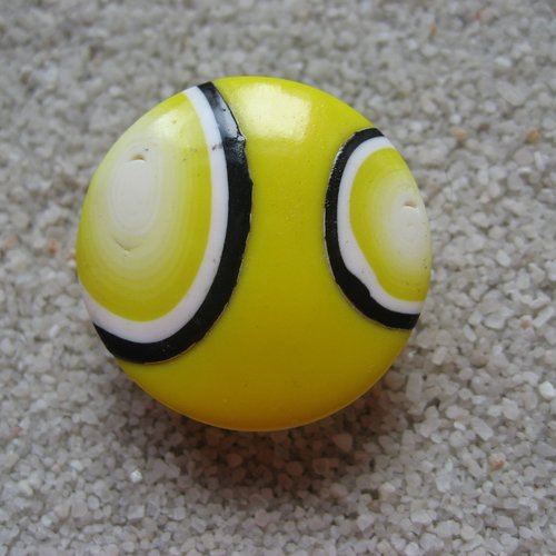 Bague ajustable unisexe cabochon motifs noirs et blancs sur fond jaune en fimo diamètre 25mm