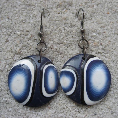 Boucles d'oreilles unisexes motifs blancs et noirs sur fond bleu en fimo diamètre 25mm