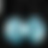 Boucles d'oreilles pop, motifs blancs et noirs sur fond turquoise, en fimo / diamètre 25mm
