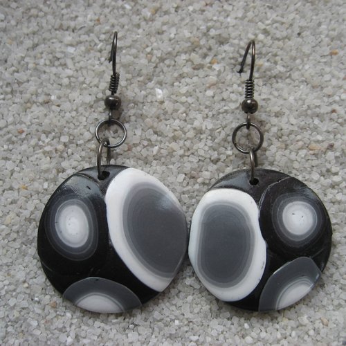 Boucles d'oreilles pop, motifs blancs et noirs sur fond noir, en fimo / diamètre 25mm
