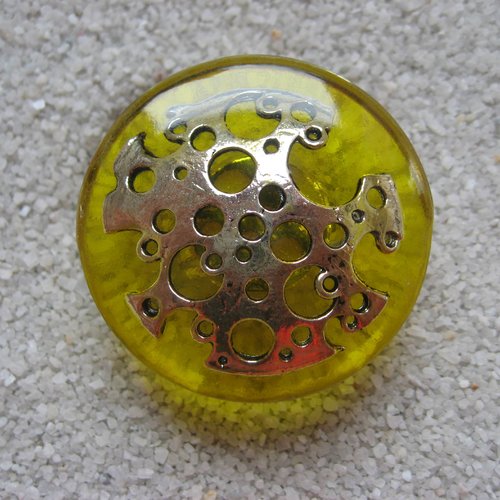 Grande bague ajustable unisexe estampe trouée argentée sur fond jaune en résine diamètre 35mm