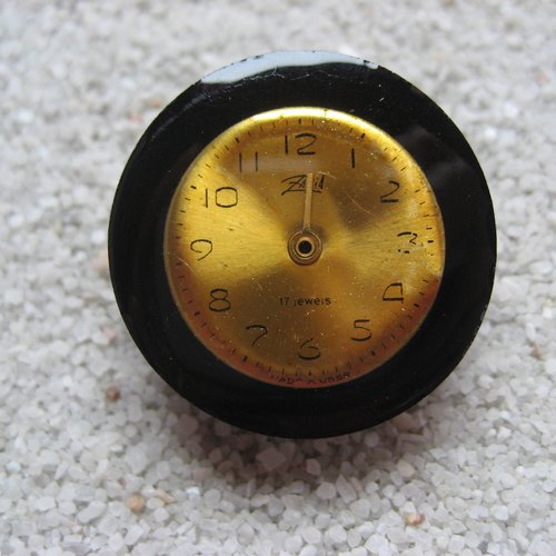 Bague ajustable, cadran montre doré, sur fond noir en résine / diamètre 25mm