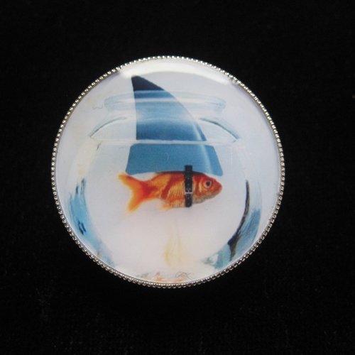 Petite bague ajustable, poisson ou requin, sertie en résine / diamètre 25mm