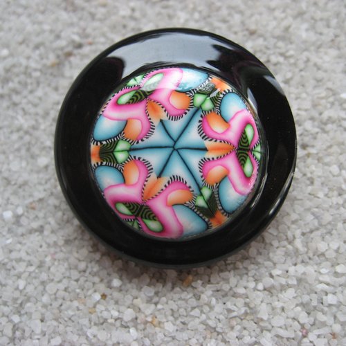 Grande bague ajustable, cabochon psychédélique en fimo, sur fond noir en résine, pour femme