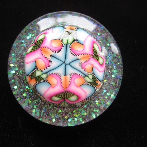 Grande bague ajustable unisexe cabochon psychédélique en fimo sur fond blanc nacré en résine diamètre 35mm