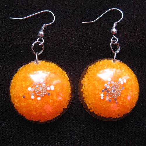 Boucles d'oreilles cabochons unisexes microperles argentées sur fond orange en résine diamètre 25mm