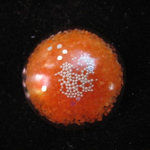 Bague petit cabochon unisexe microperles argentées sur fond orange en résine diamètre 25mm