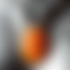 Pendentif grand cabochon, microperles argentées, sur fond orange en résine, diamètre 50mm