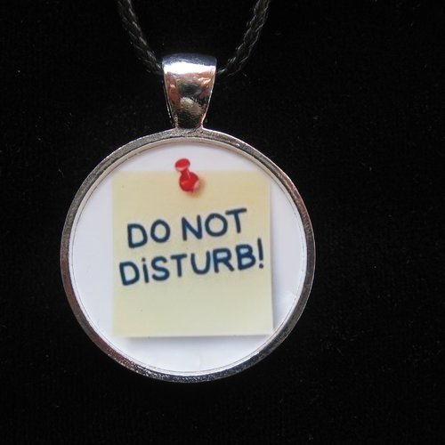 Petit pendentif fantaisie unisexe do not disturb serti en résine diamètre 25mm