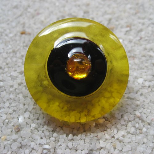 Bague ajustable unisexe perle jaune sur fond noir et jaune en résine diamètre 25mm