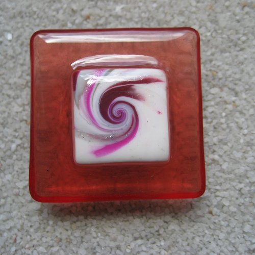 Très grande bague carrée ajustable unisexe cabochon spirale fuchsia blanche en fimo sur fond rouge en résine taille 40mmx40mm