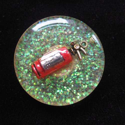 Grande bague ajustable unisexe extincteur rouge métallique sur fond jaune nacré en résine diamètre 35mm