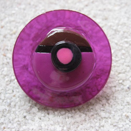Grande bague ajustable unisexe cabochon graphique en fimo, sur fond prune en résine diamètre 35mm