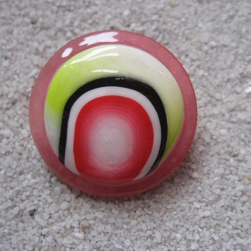 Grande bague ajustable unisexe cabochon géométrique en fimo sur fond rouge nacré en résine diamètre 35mm