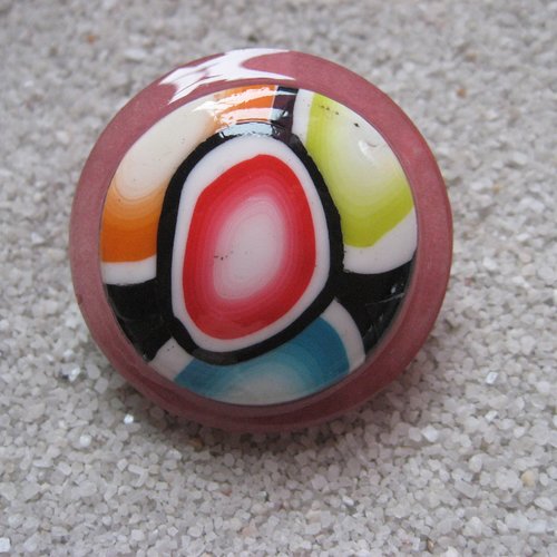 Grande bague ajustable unisexe cabochon multicolore en fimo sur fond rouge nacré en résine diamètre 35mm