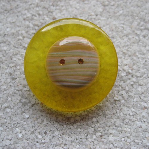 Grande bague ajustable unisexe cabochon camaieu jaune en fimo sur fond jaune en résine diamètre 35mm