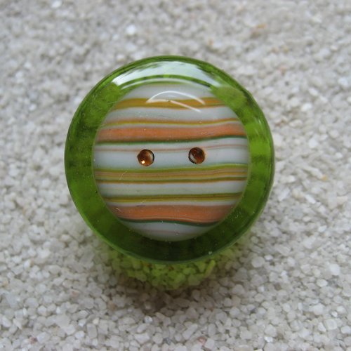 Bague ajustable unisexe cabochon rayé en fimo sur fond vert en résine diamètre 25mm