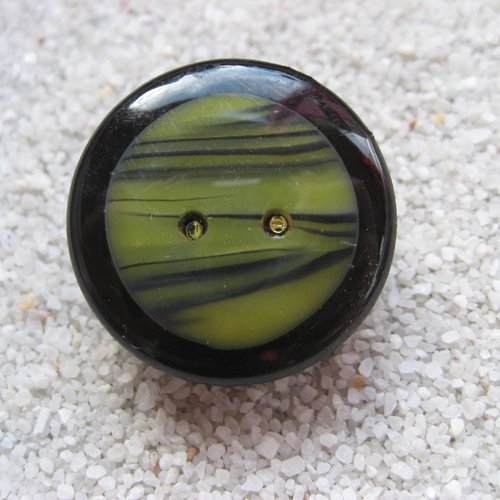 Petite bague ajustable unisexe cabochon graphique camaieu jaune en fimo sur fond noir en résine diamètre 25mm