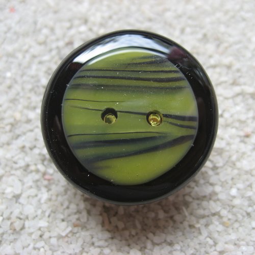 Petite bague ajustable unisexe cabochon graphique camaieu jaune en fimo sur fond noir en résine diamètre 25mm