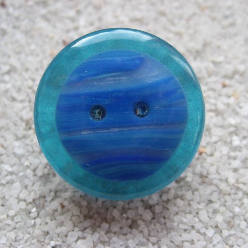 Petite bague ajustable unisexe cabochon camaieu bleu en fimo sur fond turquoise en résine diamètre 25mm