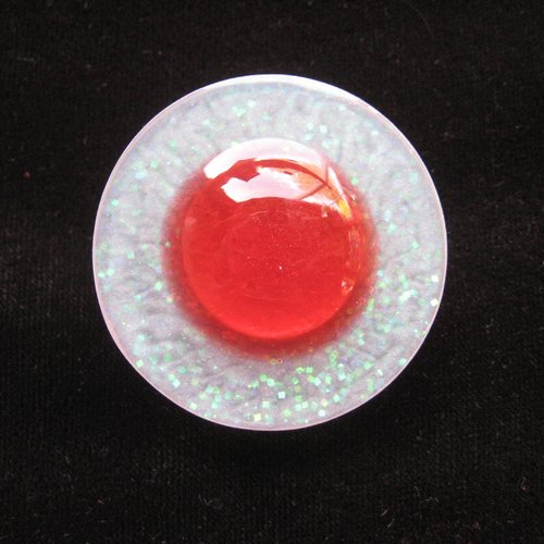 Grande bague ajustable unisexe grande perle rouge sur fond blanc nacré en résine diamètre 35mm