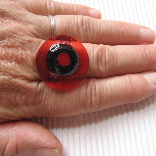 Bague unisexe ajustable perle rouge sur fond noir et rouge en résine diamètre 25mm
