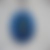 Pendentif unisexe breloque argenté perle turquoise sur fond bleu en résine diamètre 40mm