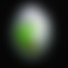 Très grande bague ajustable unisexe spirale verte et blanche en fimo sur fond blanc nacré en résine diamètre 40mm