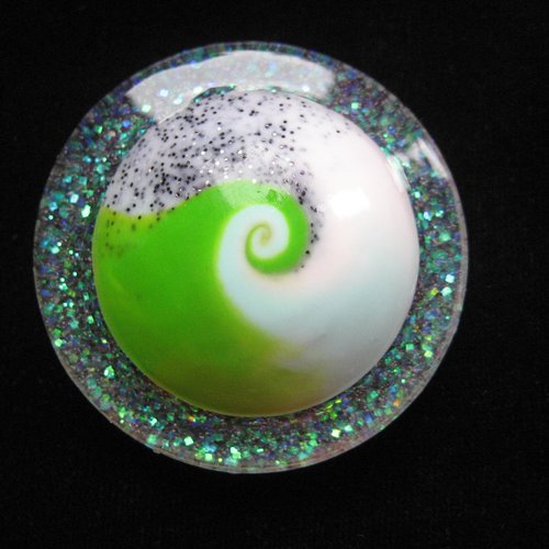 Très grande bague ajustable unisexe spirale verte et blanche en fimo sur fond blanc nacré en résine diamètre 40mm